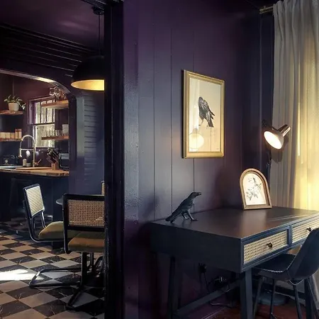 The Crow - Sophisticated East Hill Sanctuary Villa