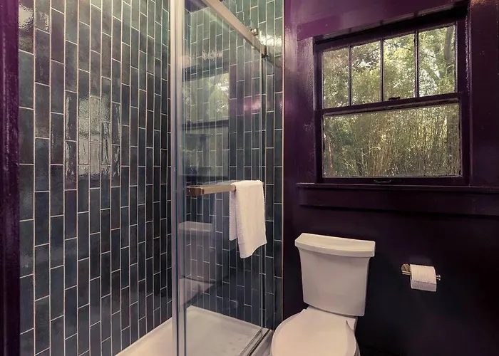 The Crow - Sophisticated East Hill Sanctuary *