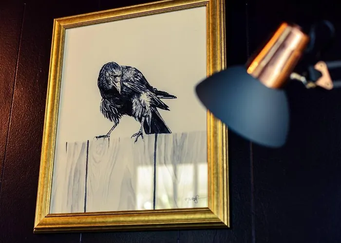 The Crow - Sophisticated East Hill Sanctuary Villa *